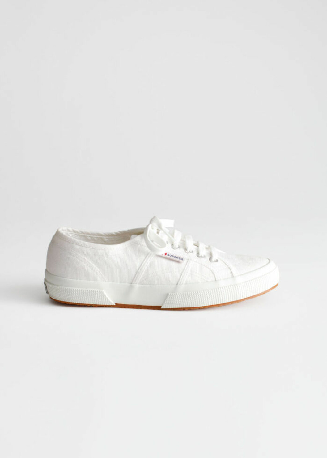 Vita sneakers från superga