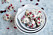 vita chokladtoppar med müsli och tranbär