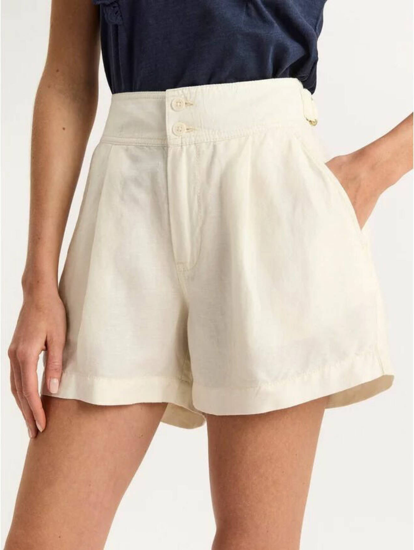 vita dressade shorts från Lindex