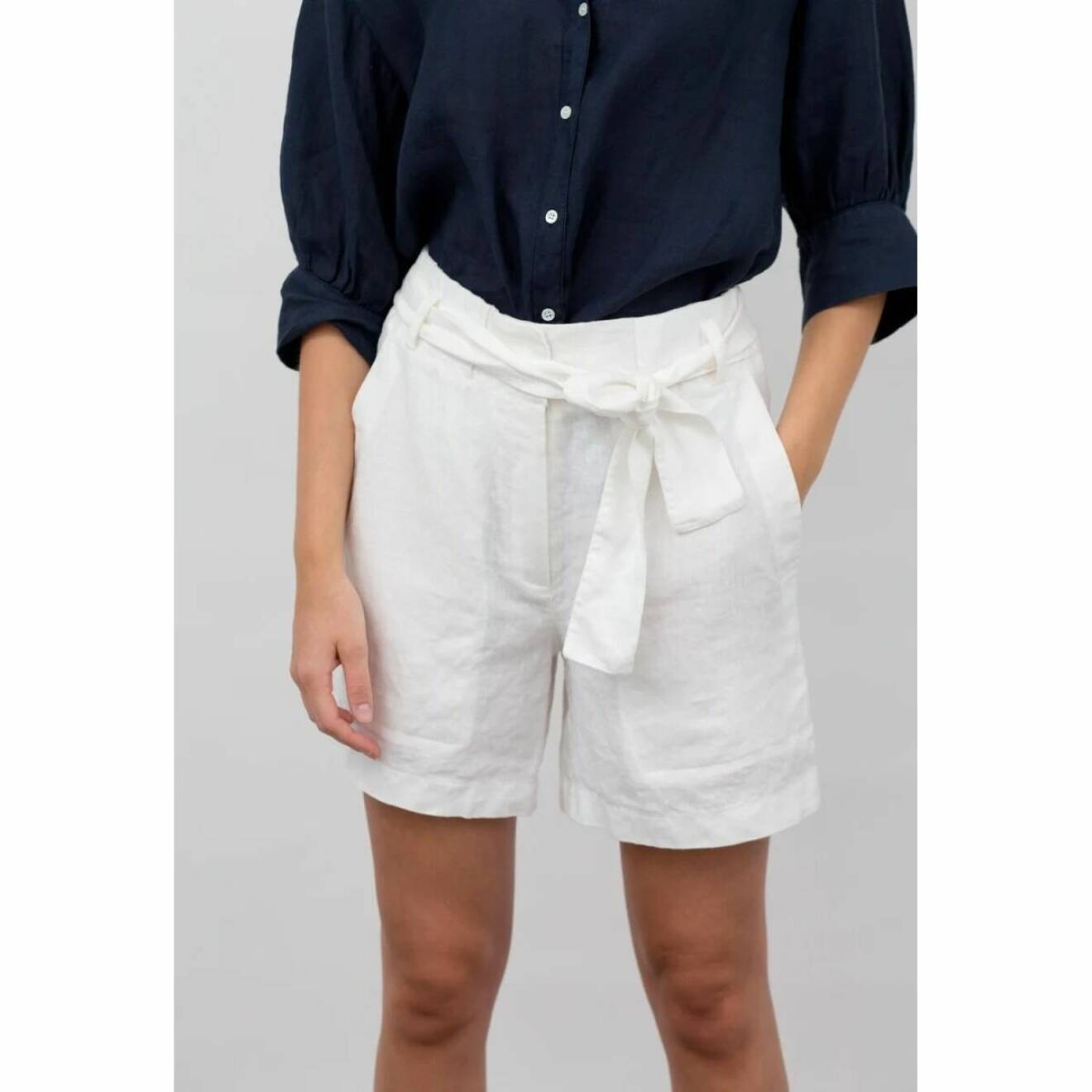 vita shorts i linne med midjeskärp för dam från milook