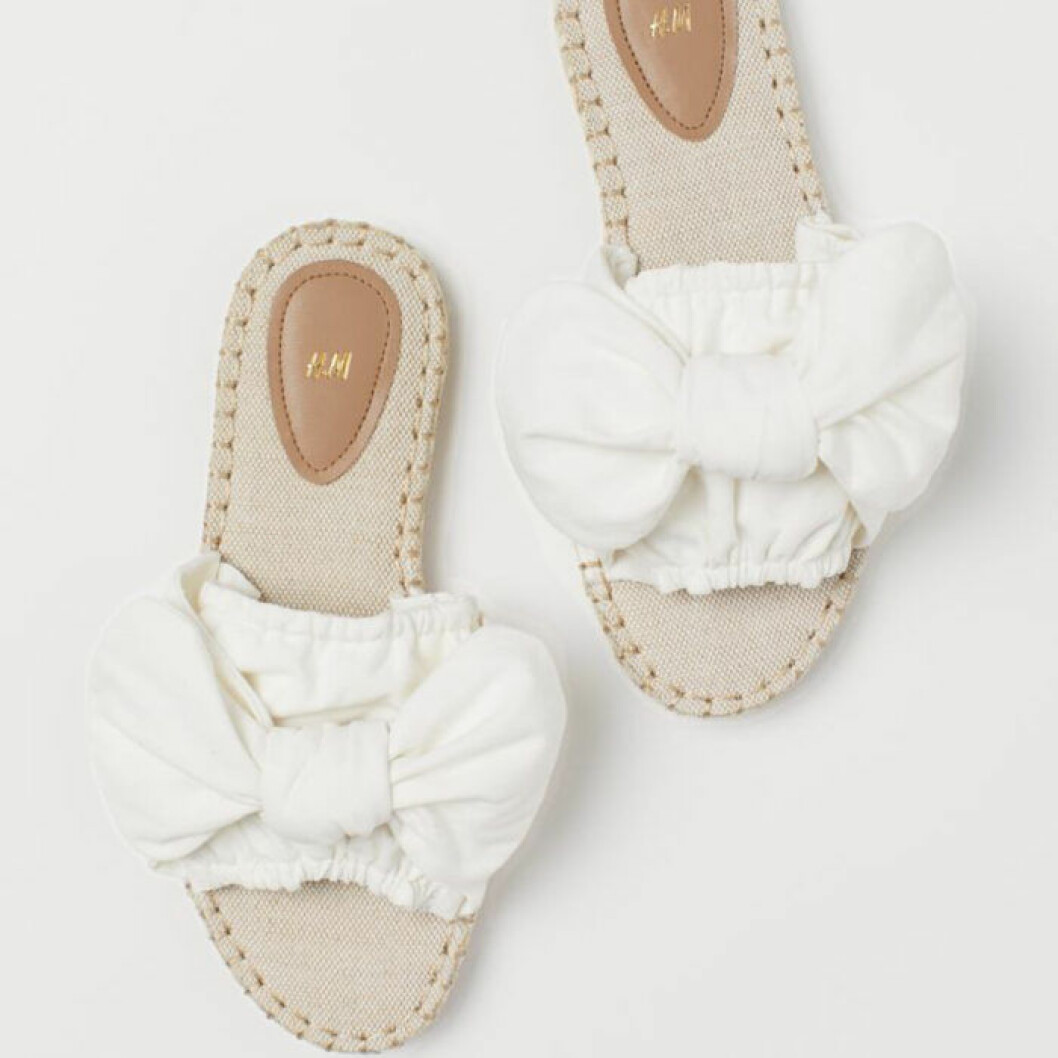 Sandaler med vita rosetter