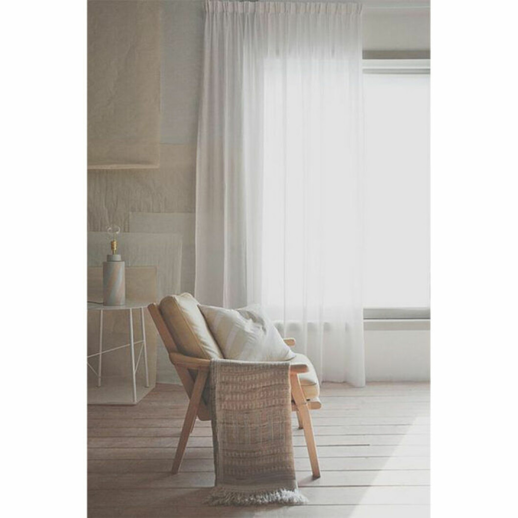 Vita veckband i halvlinne från Ellos Home. <a href="https://ellosse.sjv.io/c/2867640/1021212/13369?u=https%3A%2F%2Fwww.ellos.se%2Fmimou%2Fgardin-wicklow-dubbel-bredd%2F1504332-01" target="_blank" rel="noopener">Här kan du läsa mer och köpa dem</a>. Vita veckbandsgardiner
