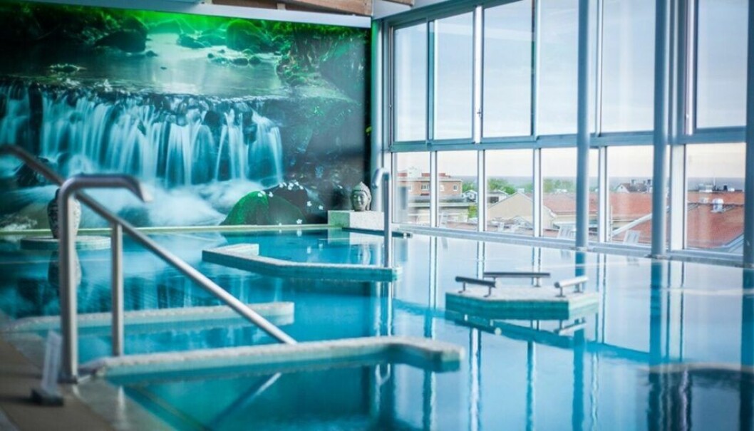 Infinity pool – här kan du få massage vid olika stationer i poolen. en pool inomhus