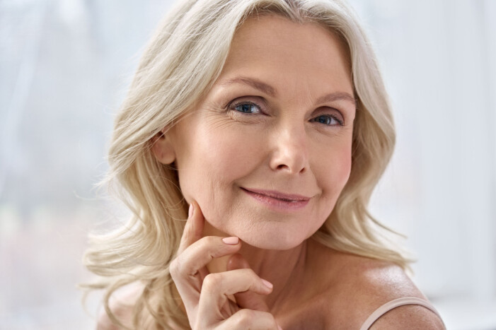 1916705906 En kvinna som smörjt in huden med vitamin A.