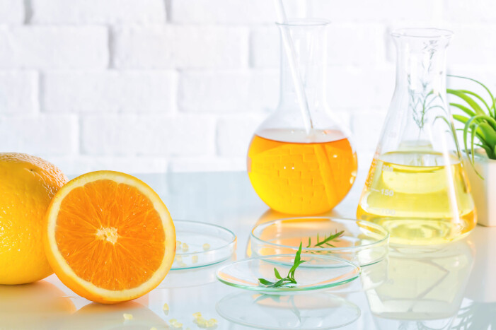 Vitamin C finns inte bara i viss hudvård utan också i frukt och grönsaker, som via maten tas upp av huden. Vitamin C i form av apelsin och juice som tas upp av huden.