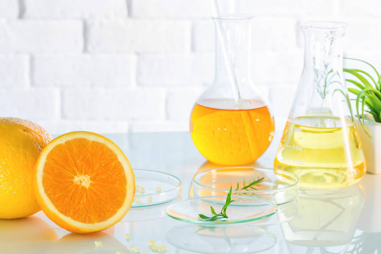 Vitamin C i form av apelsin och juice som tas upp av huden.