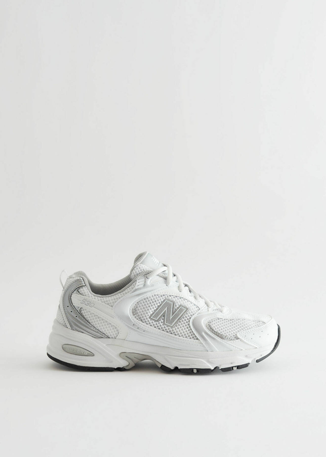 Vita sneakers i modell 530 från New Balance.