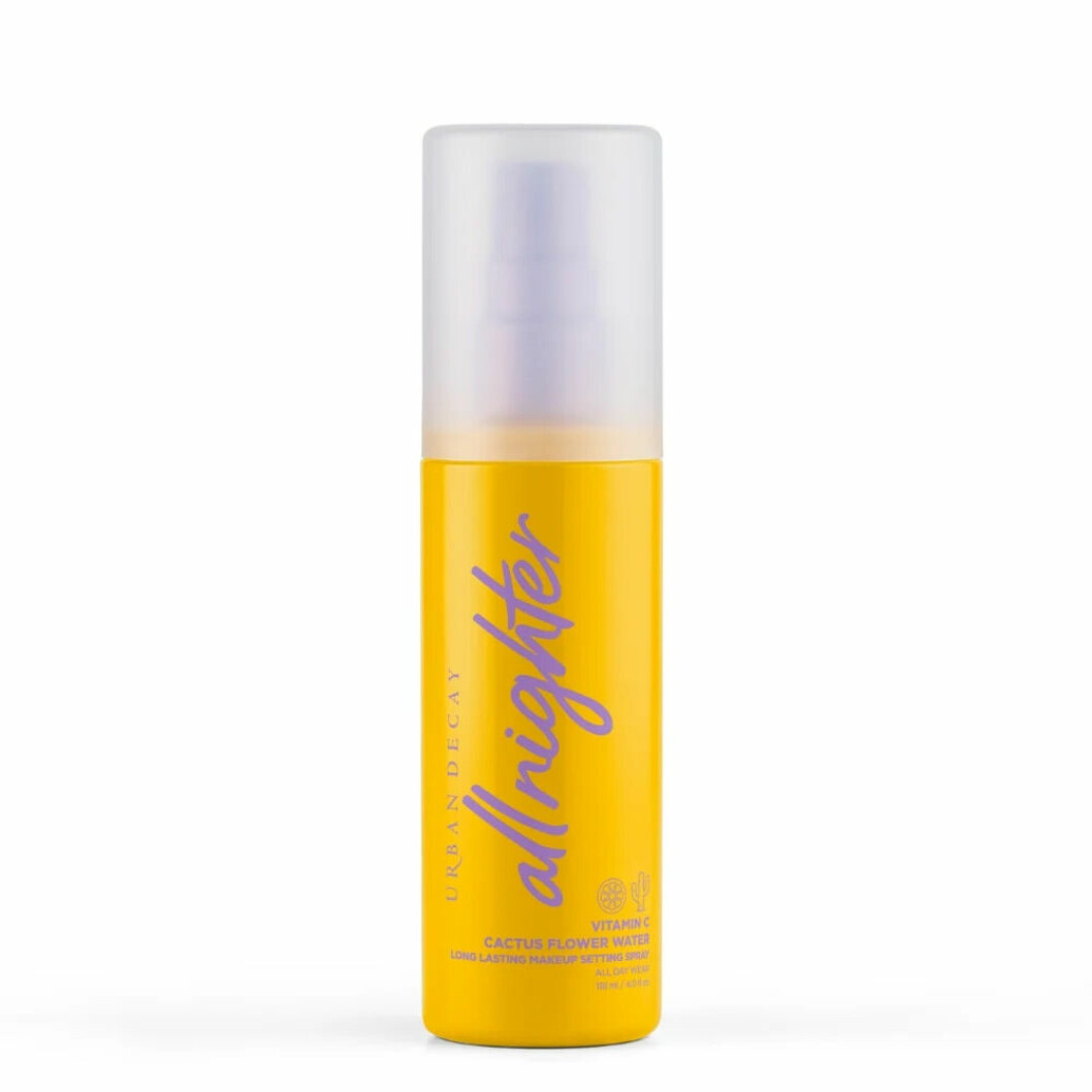 Urban Decay All Nighter Setting Spray Vitamin C – <a target="_blank" rel="nofollow" href="https://lyko.com/sv/smink/ansikte/setting-spray/urban-decay-all-nighter-setting-spray-vitamin-c-cactus-flowe">finns att köpa här för 360 kronor</a>. Urban Decay All Nighter Setting Spray Vitamin C