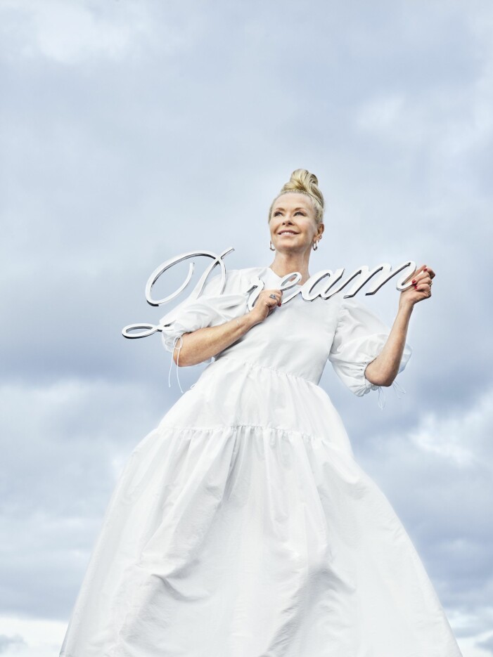 Efva Attling beskrev den vita Cecilia Bahnsen-klänningen som en dröm, vars siluett alla har inspirerats av. Foto: Mattias Edwall. Klänning i polyester/polyamid, XXS–L, 8800 kr, Cecilie Bahnsen/Mytheresa.com. Hårextension Clip-in ponytail i äkta hår, 2199 kr, Rapunzel of Sweden. Örhängen i silver, 2900 kr, ring i vitt guld/ akvamarin/diamanter, 69500 kr, earcuff i silver/ diamanter, 2900 kr, allt Efva Attling Stockholm.