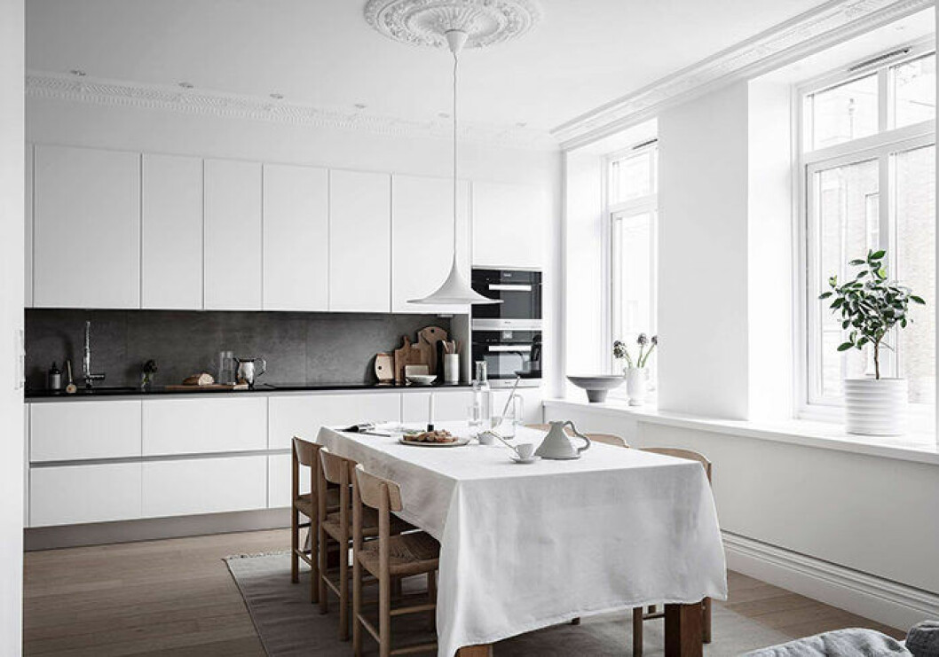 Ljusa och luftiga kök är en dröm för många. Foto: Anders Bergstedt Styling: Greydeco för <a href="https://www.instagram.com/alvhem/?hl=sv" target="_blank" rel="noopener">Alvhem</a>/mäklare: Andreas Lundberg Vitt luftigt kök i modern stil