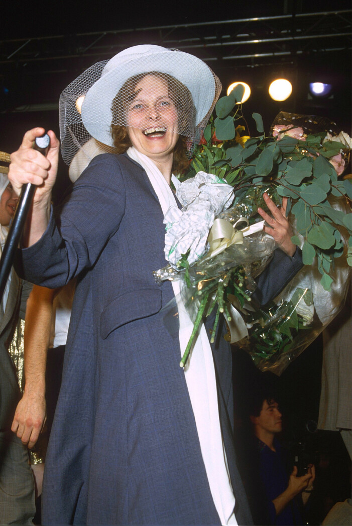 Vivienne Westwood i en stilig blå kappa