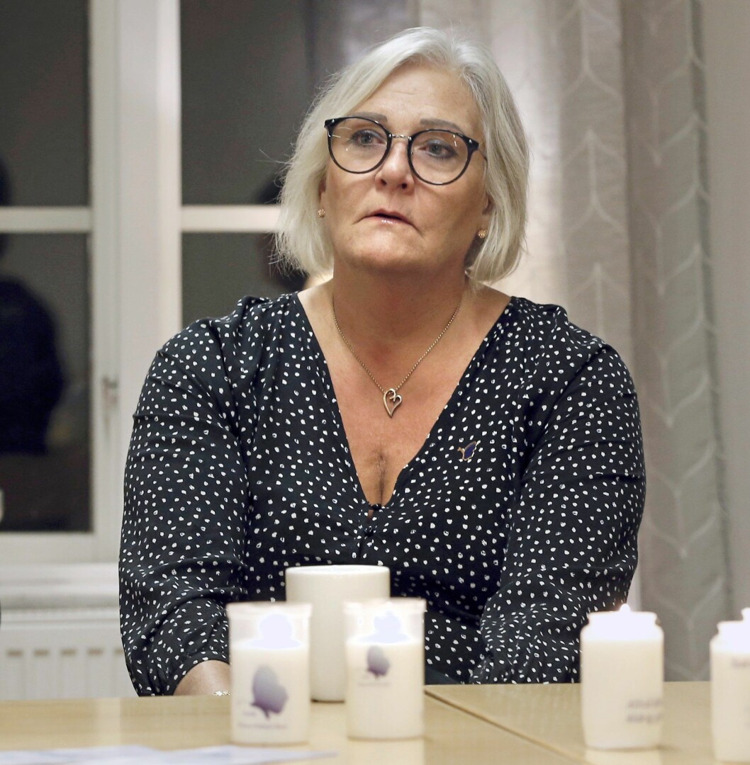 För Mona Wimhed är dagarna kring midsommar för alltid förknippade med sonen Robins död. Mona Wimhed berättar om sonen Robins död.