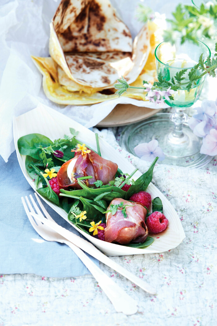 Garnering med blommor är vackert men frivilligt. Getostpaket med serrano