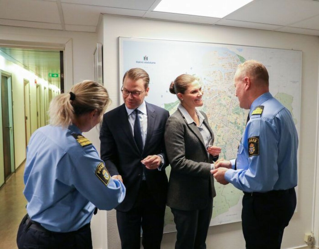 Och de fick också tillfälle att framföra kungafamiljens tack för det arbete som Sveriges poliser utför. Kronprinsessan Victoria och prins Daniel hos Malmöpolisen - de framför kungafamiljens tack till Sveriges poliser.