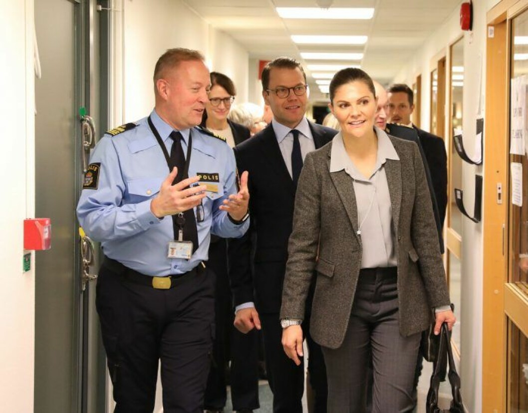 En framtida landsmoder? Kronprinsessan Victoria och prins Daniel besöker polisen i Malmö.