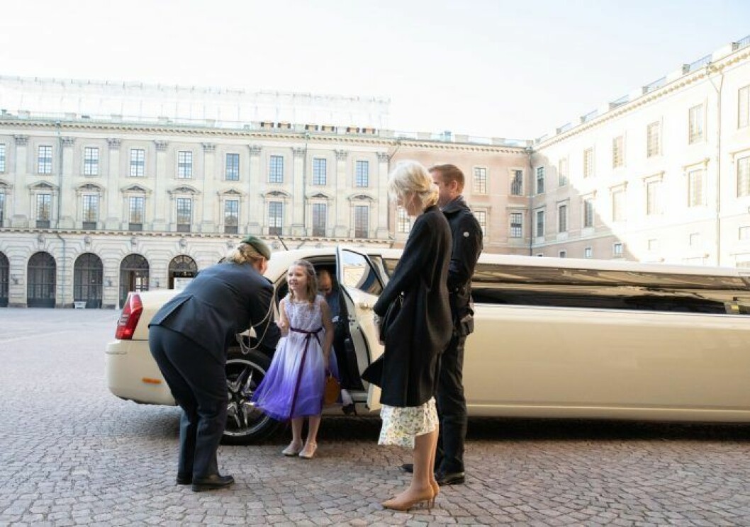 På väg för att träffa kronprinsessan. Emilia från Trelleborg fick komma till slottet och träffa kronprinsessan Victoria, tack vare Stiftelsen Min Stora Dag.