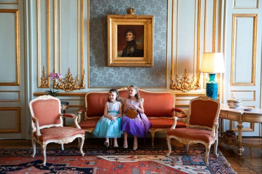 Pirrig väntan i Blå salongen. Cancersjuka Emilia och hennes syster Maja fick komma till slottet och träffa kronprinsessan Victoria, genom Min Stora Dag.