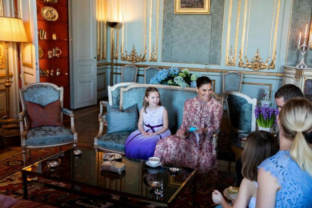 Emilia fick sitta bredvid Victoria i den berömda förlovningssoffan. Cancersjuka Emilia och hennes familj fick komma till slottet och träffa kronprinsessan Victoria, genom Min Stora Dag.