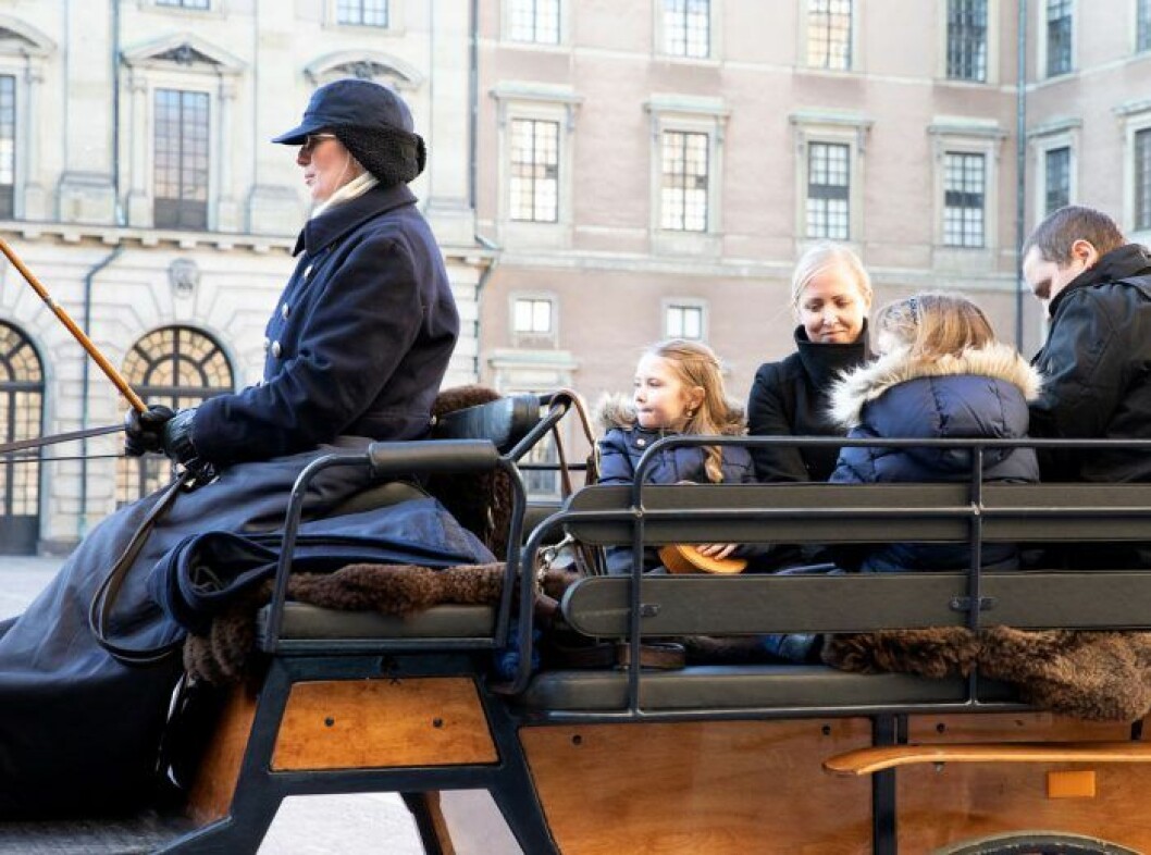 Efter Emilias Stora Dag hos kronprinsessan Victoria på slottet fick hela familjen åka kunglig kortege.