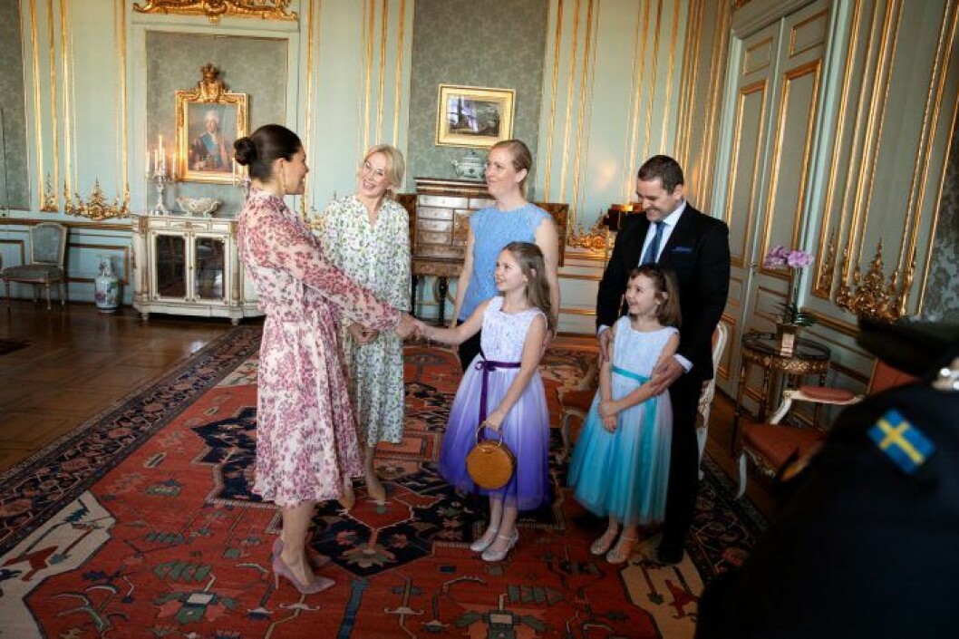 En lycklig sjuåring på slottet med sin familj. Cancersjuka Emilia och hennes familj träffade kronprinsessan Victoria på Kungliga slottet, genom Min Stora Dag.