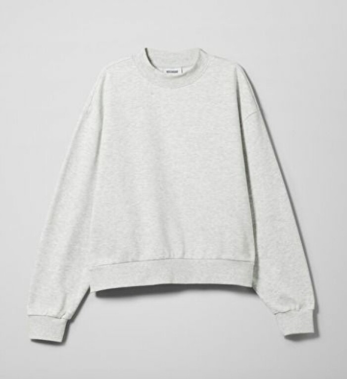 Sweatshirt, Weekday. <a target="_blank" rel="nofollow" href="https://track.adtraction.com/t/t?a=1303623232&as=1218462148&t=2&tk=1&epi=an-5skor&url=https://www.weekday.com/en_sek/men/hoodies-sweatshirts/product.standard-sweatshirt-grey.0899198002.html">Klicka på bilden för att komma direkt till produkten!</a> Ljusgrå sweatshirt med rund hals. Oversizad modell. Sweatshirt från Weekday.