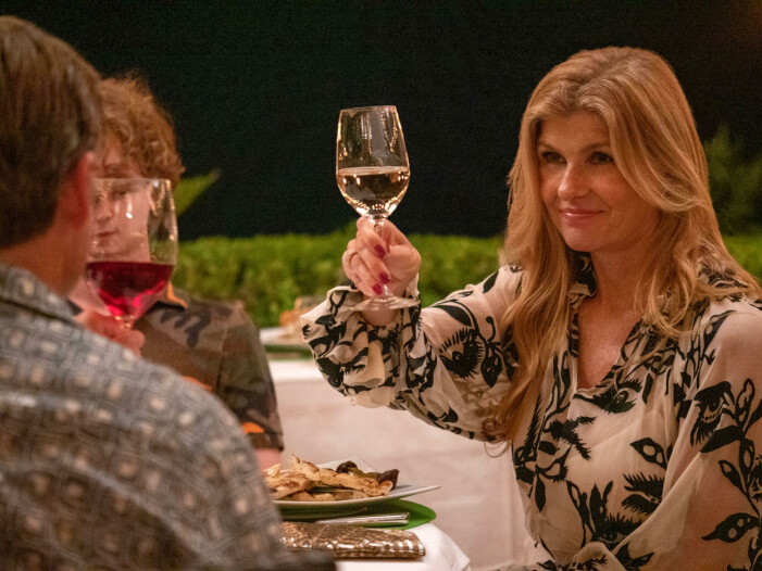 Connie Britton i <em>White Lotus</em>. Årets bästa tv-serier: White Lotus.