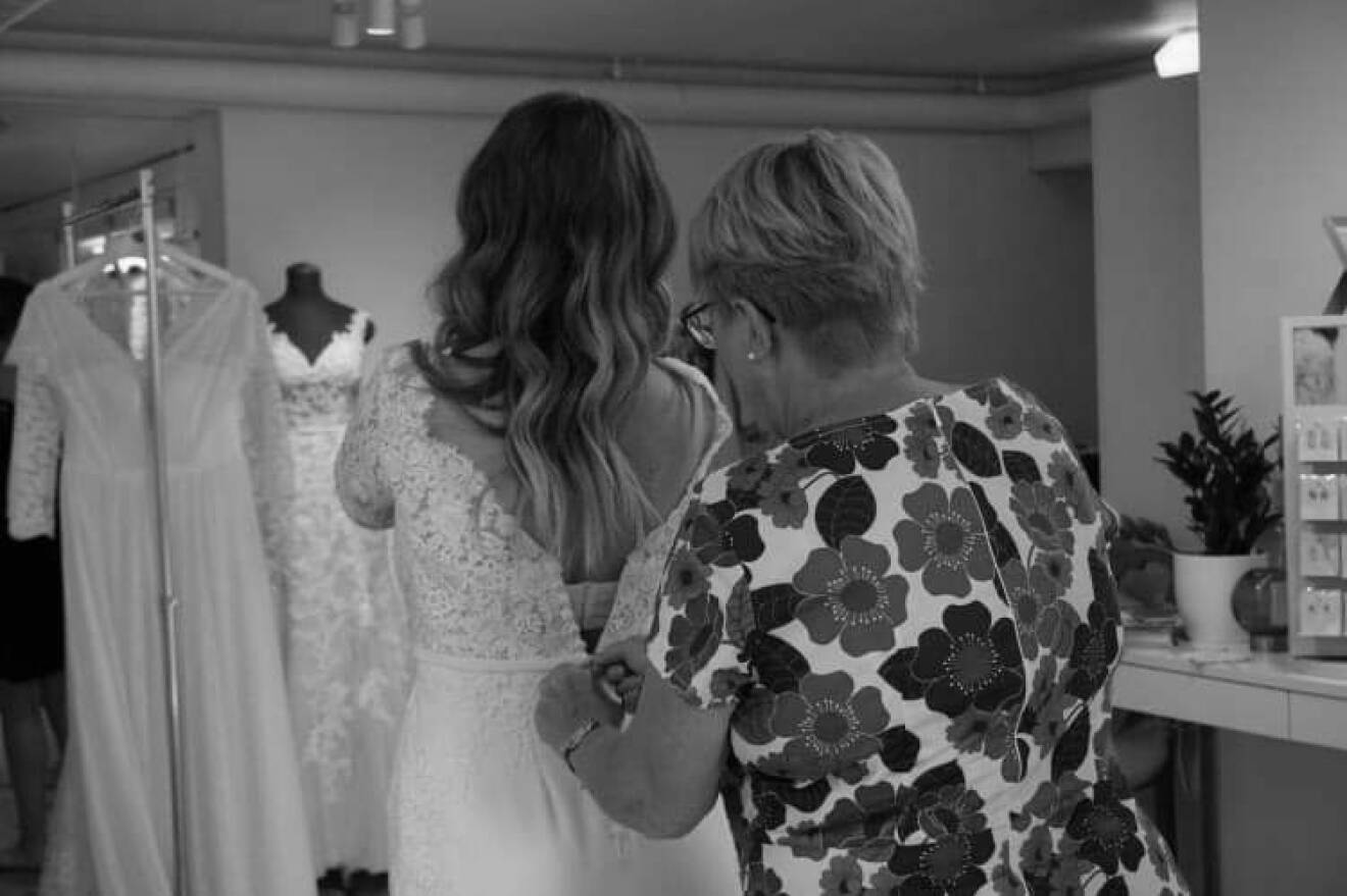 Lovisa Wieselgren Björkegren får hjälp med klänningen av sin svärmor Ing-Marie på bröllopsdagen.