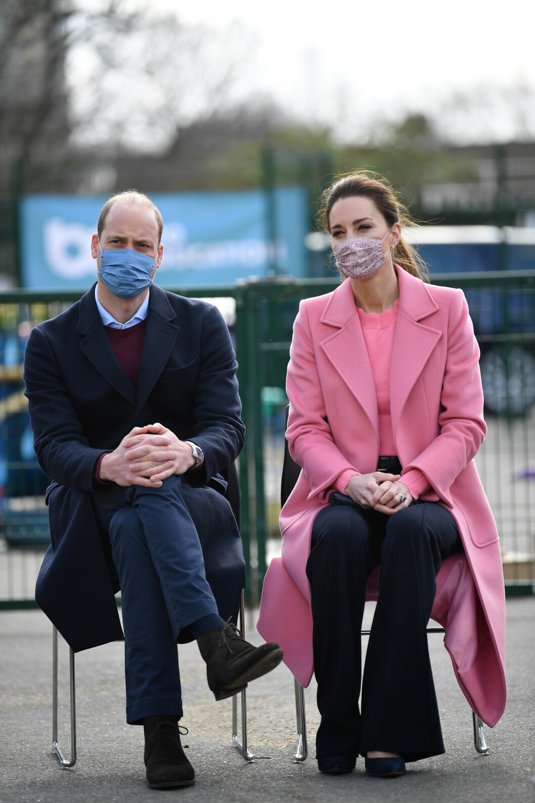 Det var under ett besök på en skola i Stratford, London på torsdagen som prins William och Kate fick frågor av Sky News reporter kring Meghans rasismanklagelser som riktats mot kungafamiljen.