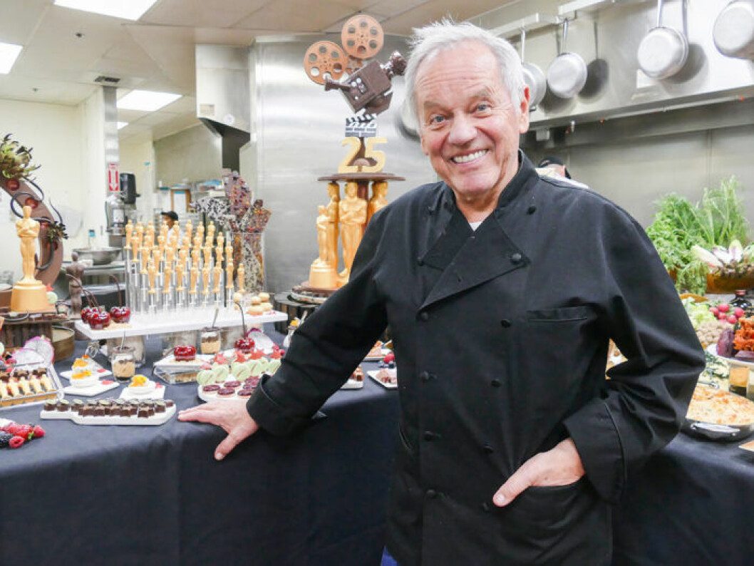 Wolfgang Puck framför ett urval av alla fantastiska desserter på Oscarsgalan 2019. Foto: TT Wolfgang Puck framför ett urval av alla fantastiska desserter på Oscarsgalan 2019.