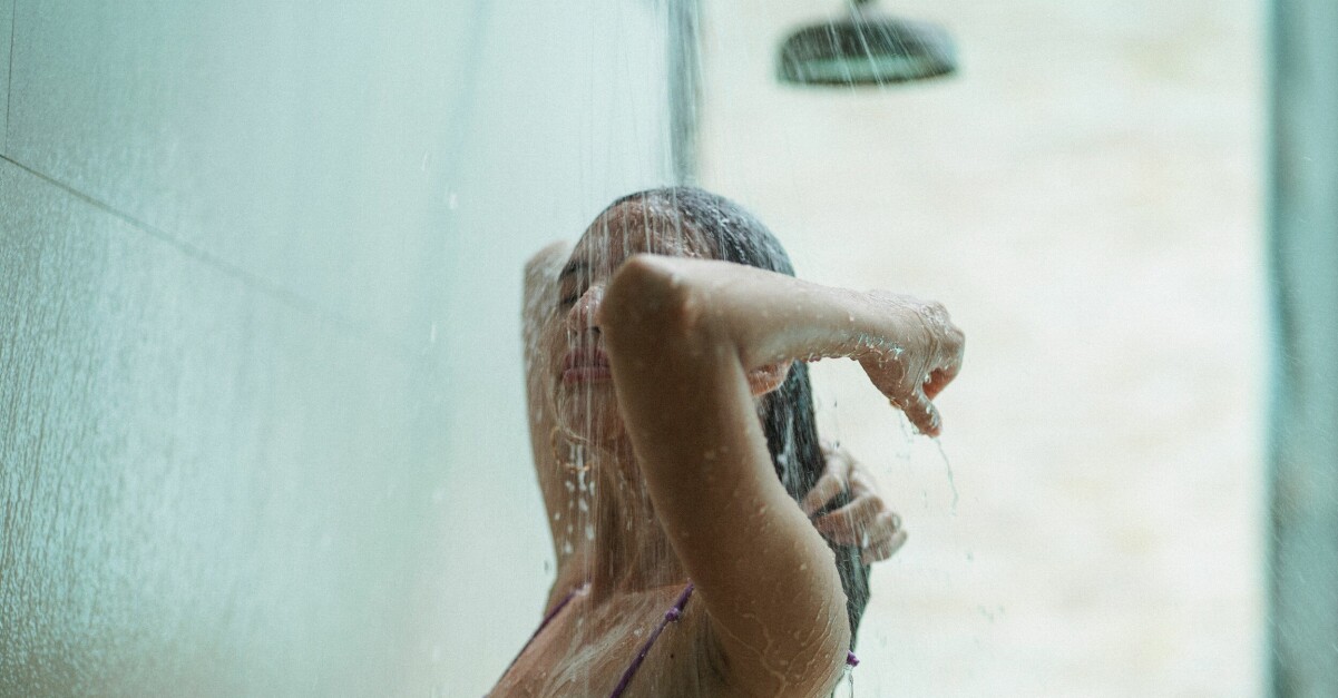 kvinna som njuter av en dusch