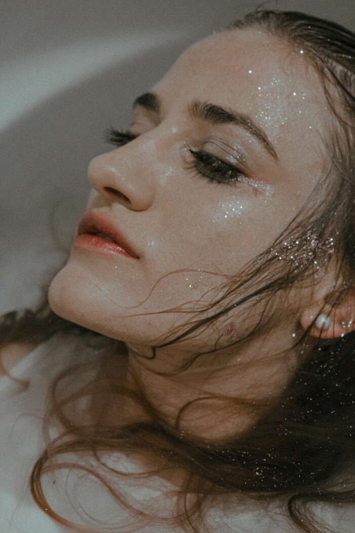 blöt kvinna med makeup