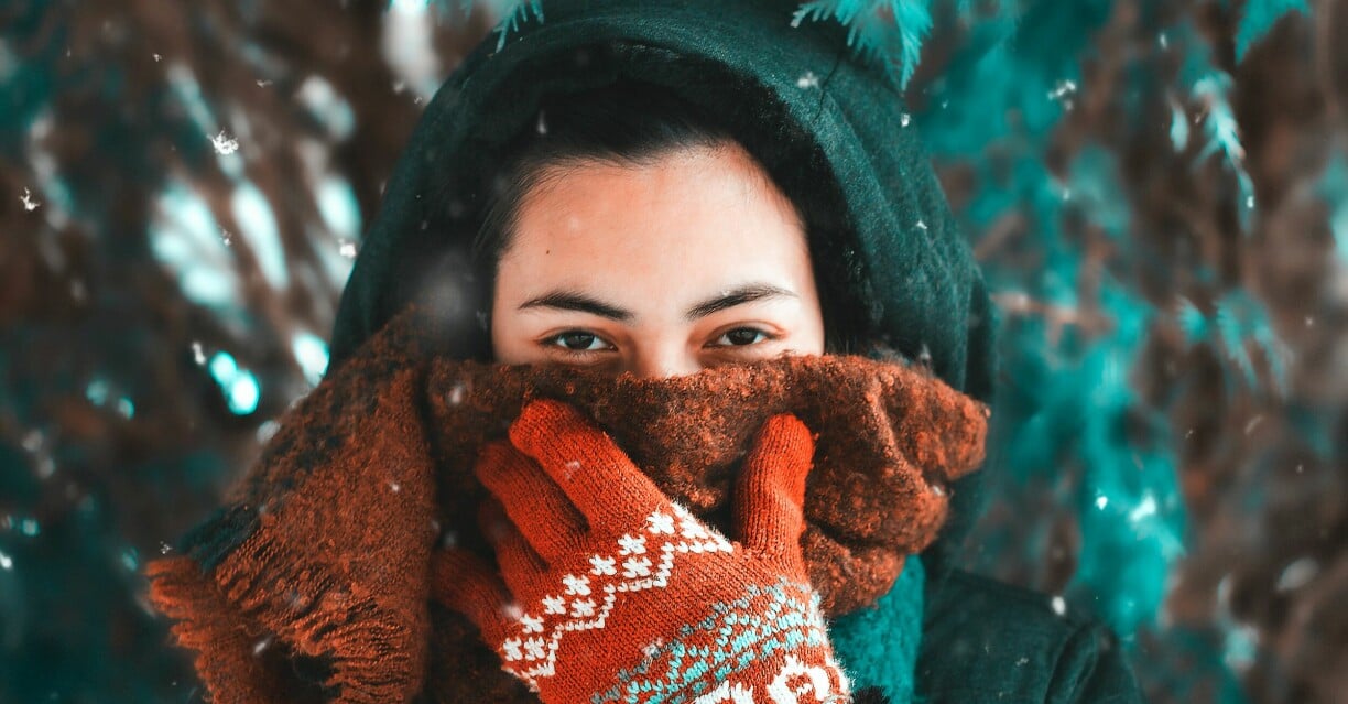 kvinna som skyddar huden i kylan
