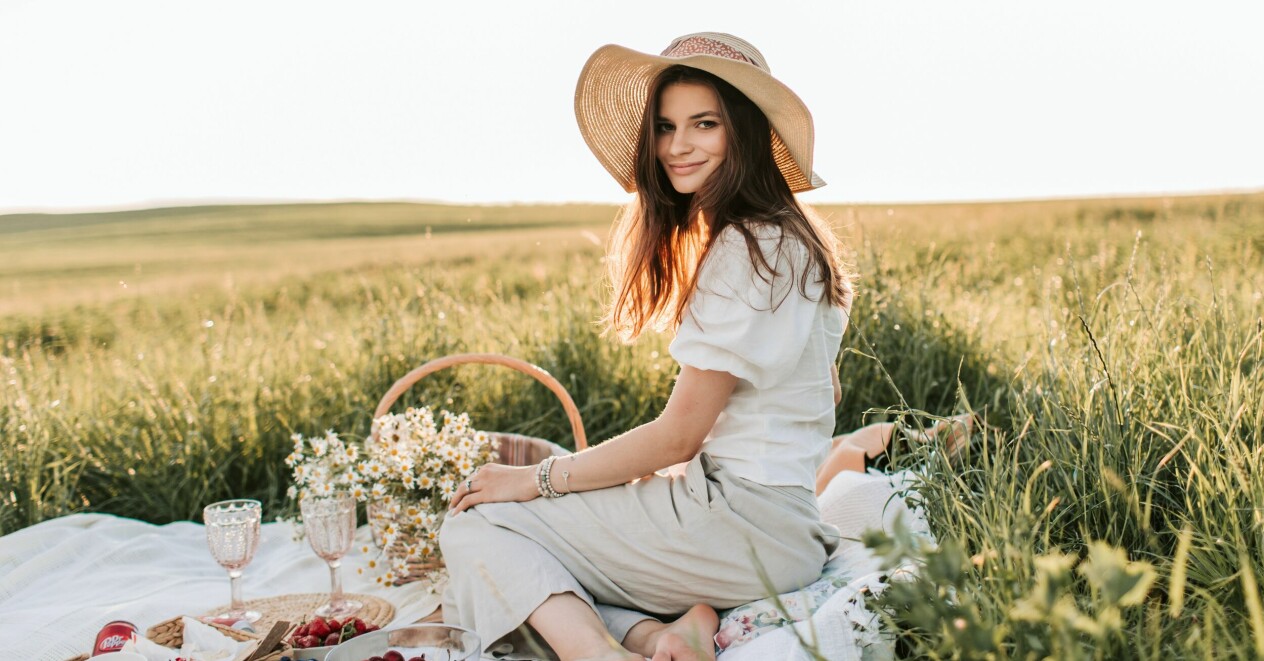 kvinna med hatt på picnic