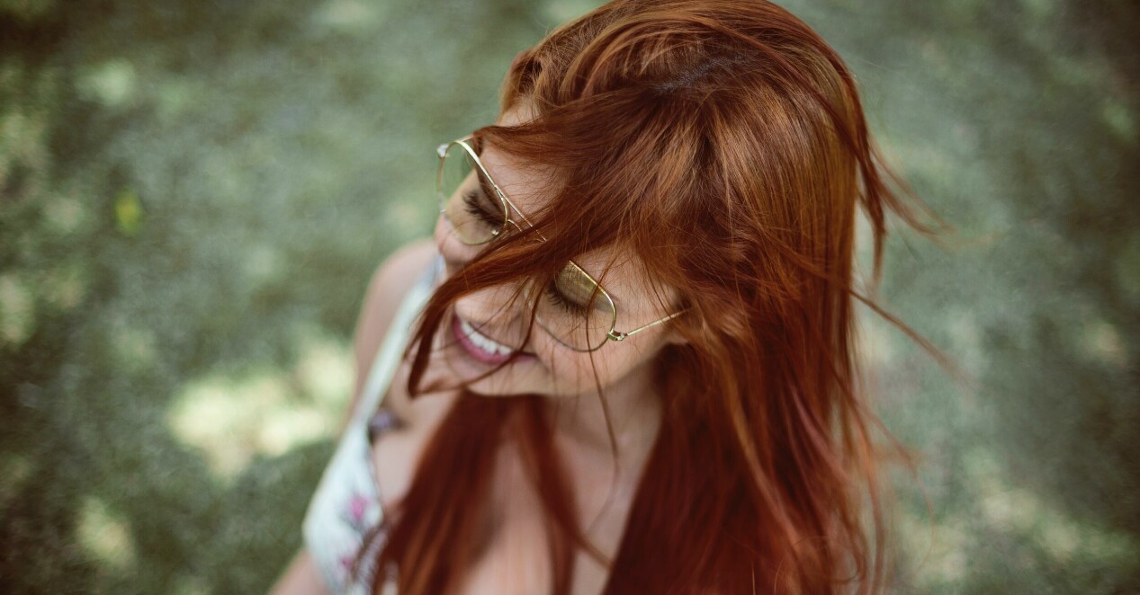 kvinna med rött långt hår