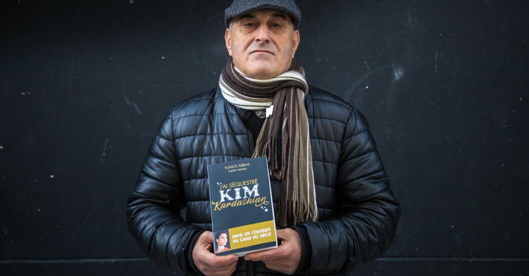 Yanis Yabba med sin bok.