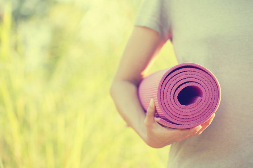 Bild: IBL Bildbyrå Kvinna med ihoprullad yogamatta.