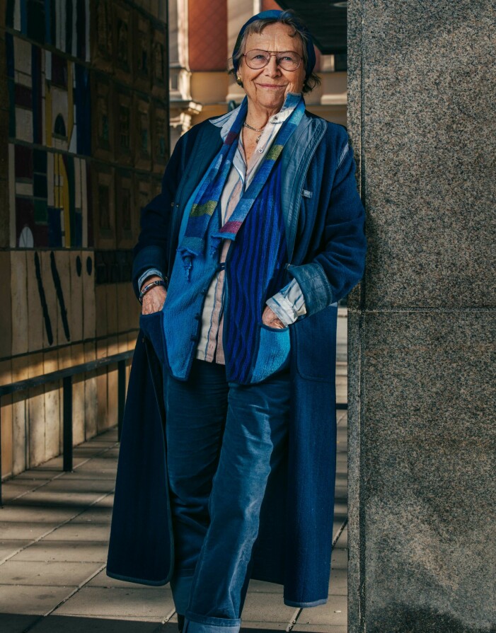 Yvonne De Geer blev aldrig accepterad i överklassen eftersom hon var adopterad och ”oäkta”. Yvonne De Geer står lutad mot en vägg.