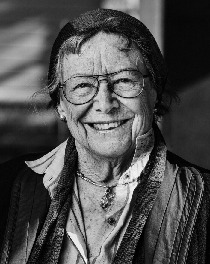 Vid 92 års ålder släpper hon uppföljaren till succén Aldrig en av oss. Men några fler böcker blir det inte. ”Jag har blivit så trött på mig själv”, säger Yvonne de Geer. Yvonne De Geer ler in i kameran.