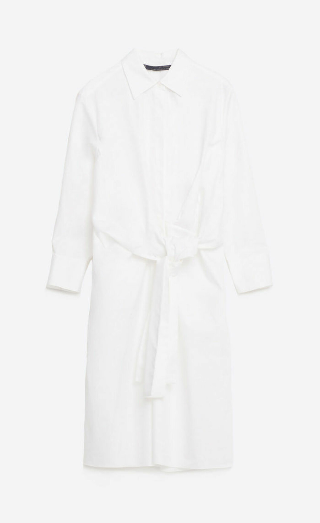 <a href="http://www.zara.com/se/sv/dam/kl%C3%A4nningar/visa-alla/kl%C3%A4nning-med-knut-studio-c719020p3485041.html" target="_blank">Med knytskärp</a>, 699 kr, Zara. vit-klanning-knytskarp-zara