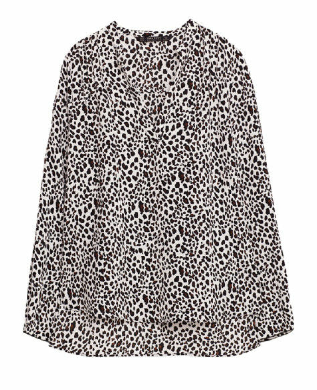 <a href="http://www.zara.com/se/sv/dam/skjortor/visa-alla/blus-med-djurtryck-c719021p3577011.html" target="_blank">Blus</a>, 299 kr, Zara. blus-zara