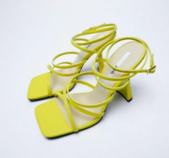 Sandaletter, Zara. Gula sandaler med klack, öppen tå och flera remmar över foten. Sandaletter från Zara.