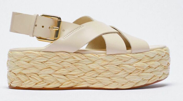 Sandaler, Zara. Sandaler med tjock sula med flätad bast. Remmar i beige skinnimitation och guldfärgat spänne. Öppen tå och rem bakom vristen. Sandaler från Zara.
