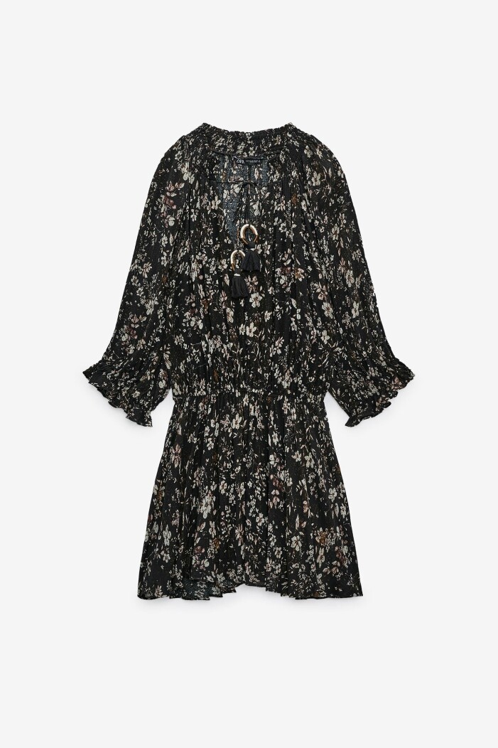 Klänning, Zara. Svart kort klänning med ljusa blommönster. Klänning i boho-stil från Zara.