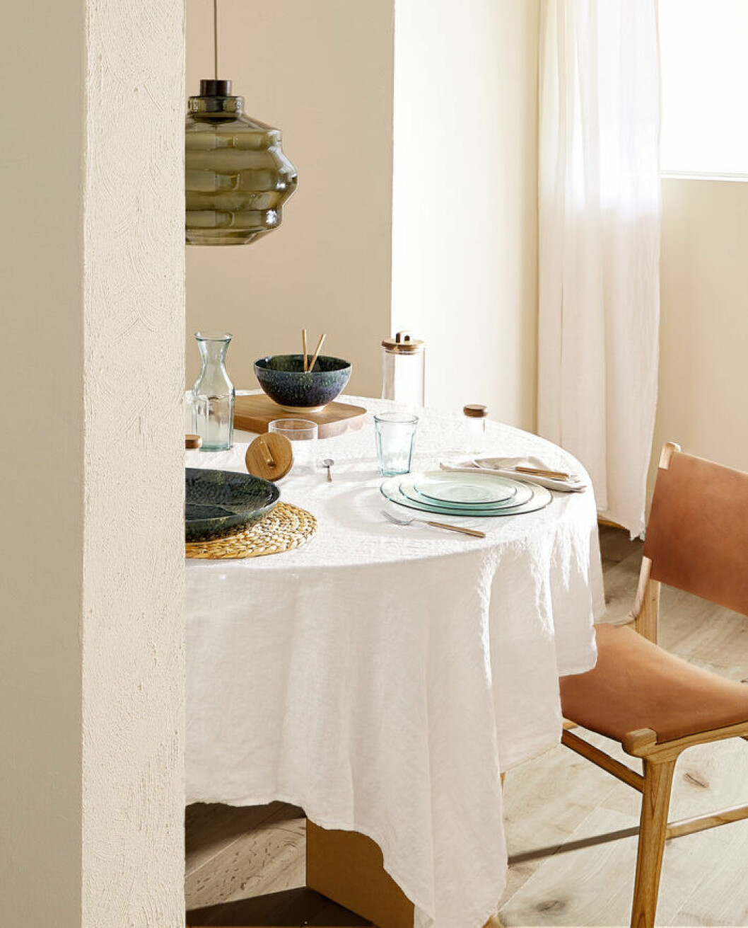 Vit duk, naturmaterial och återvunnet glas hos Zara home hösten 2019
