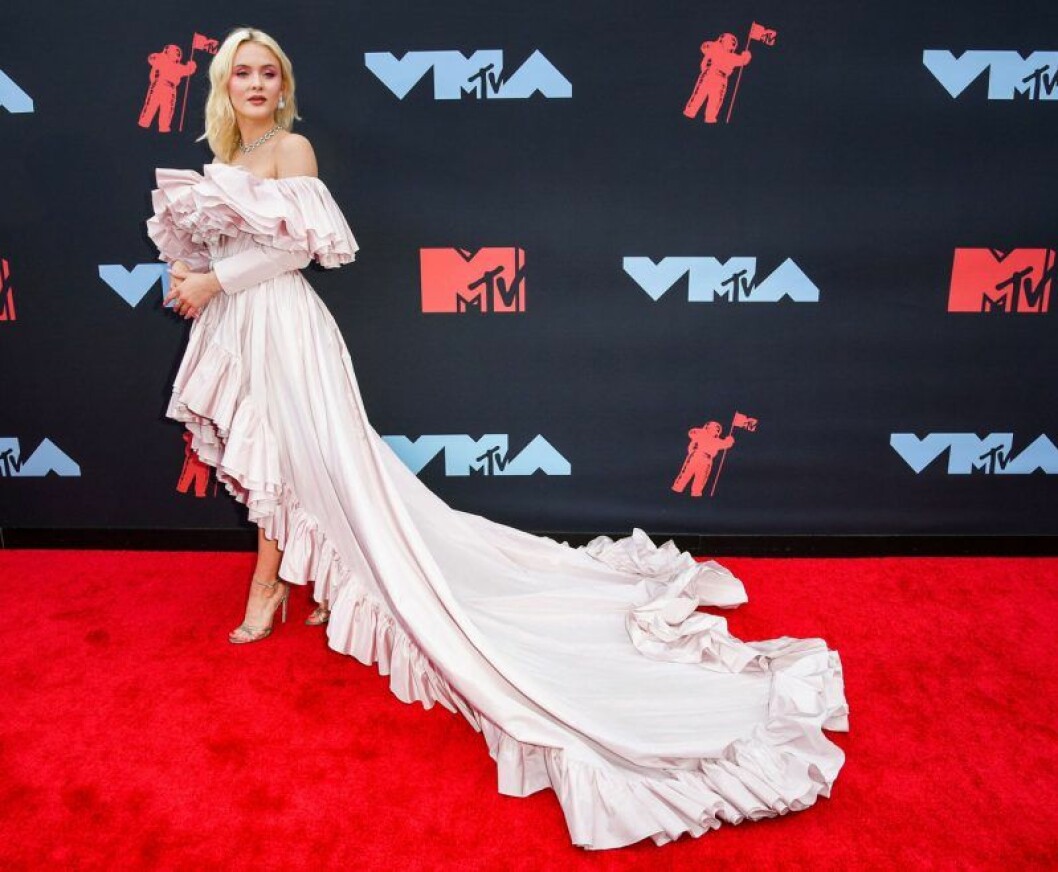 Zara Larsson. Zara Larsson på röda mattan VMA 2019