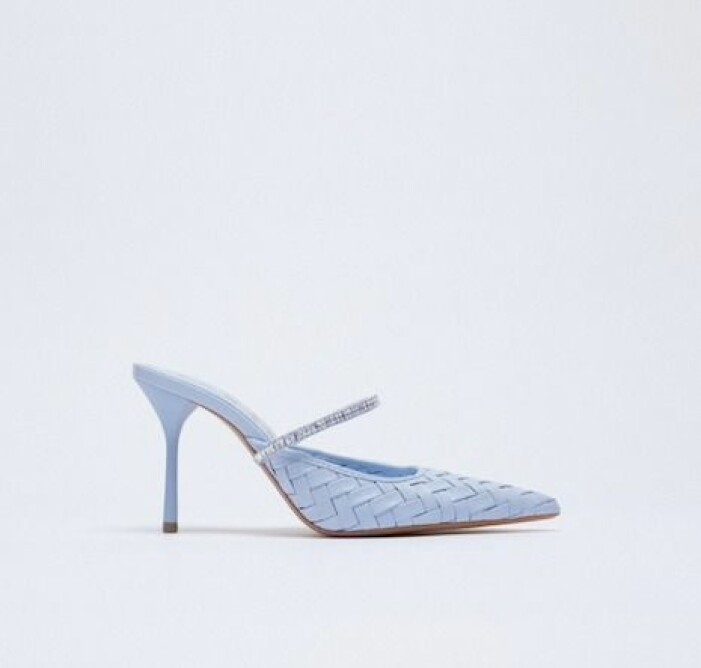 Pumps, 559 kr, Zara. Ljusblå pumps med smal klack och spetsig tå. Flätad i skinnimitation och en rem med strass över foten. Pumps från Zara.