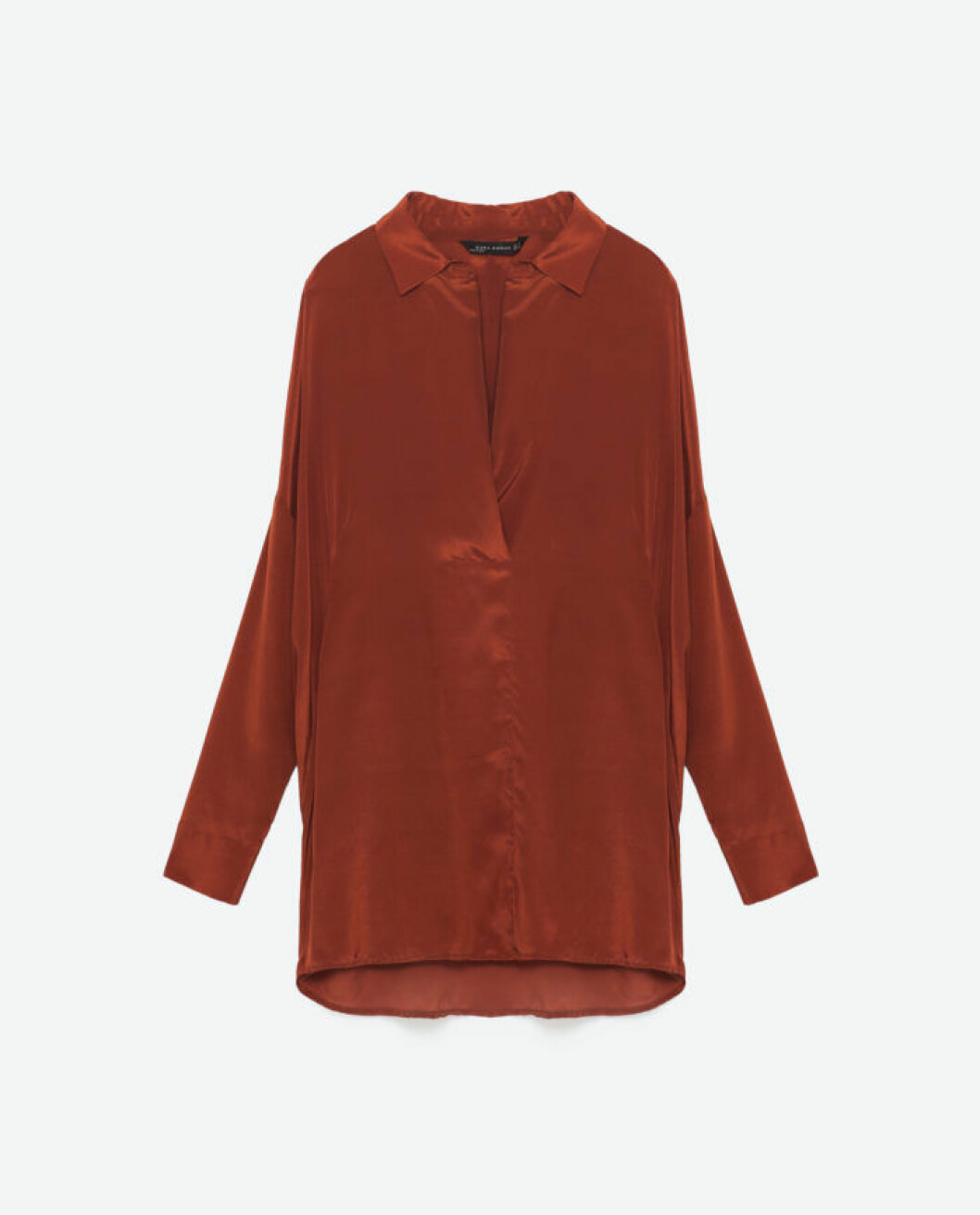 <a href="http://www.zara.com/se/sv/dam/skjortor/blusar/sidenblus-c763513p3733095.html">Lång modell</a>, 699 kr, Zara. blus-lang-zara