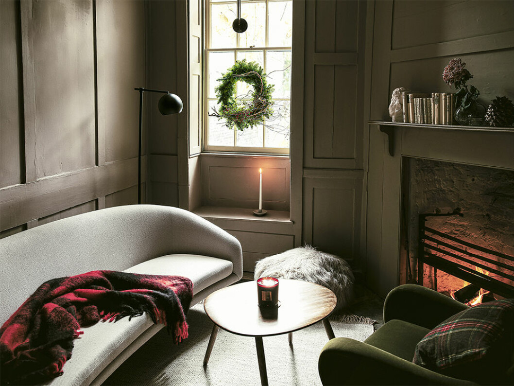 Vardagsrum med öppen spis och juldekorationer hos Zara Home