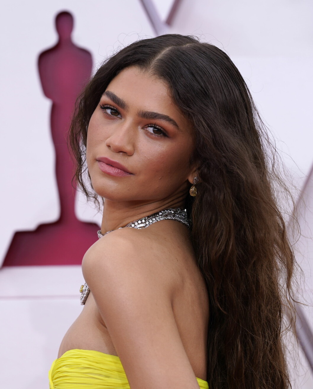 Zendaya med vågigt hår och en enkel makeup