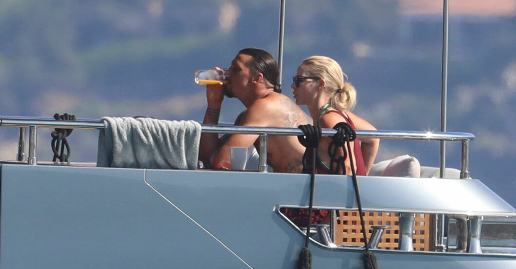 Zlatan Ibrahimovic och Helena Seger på semester på en yacht utanför Sardinien. Zlatan Ibrahimovic och Helena Seger på en yacht utanför Sardinien.